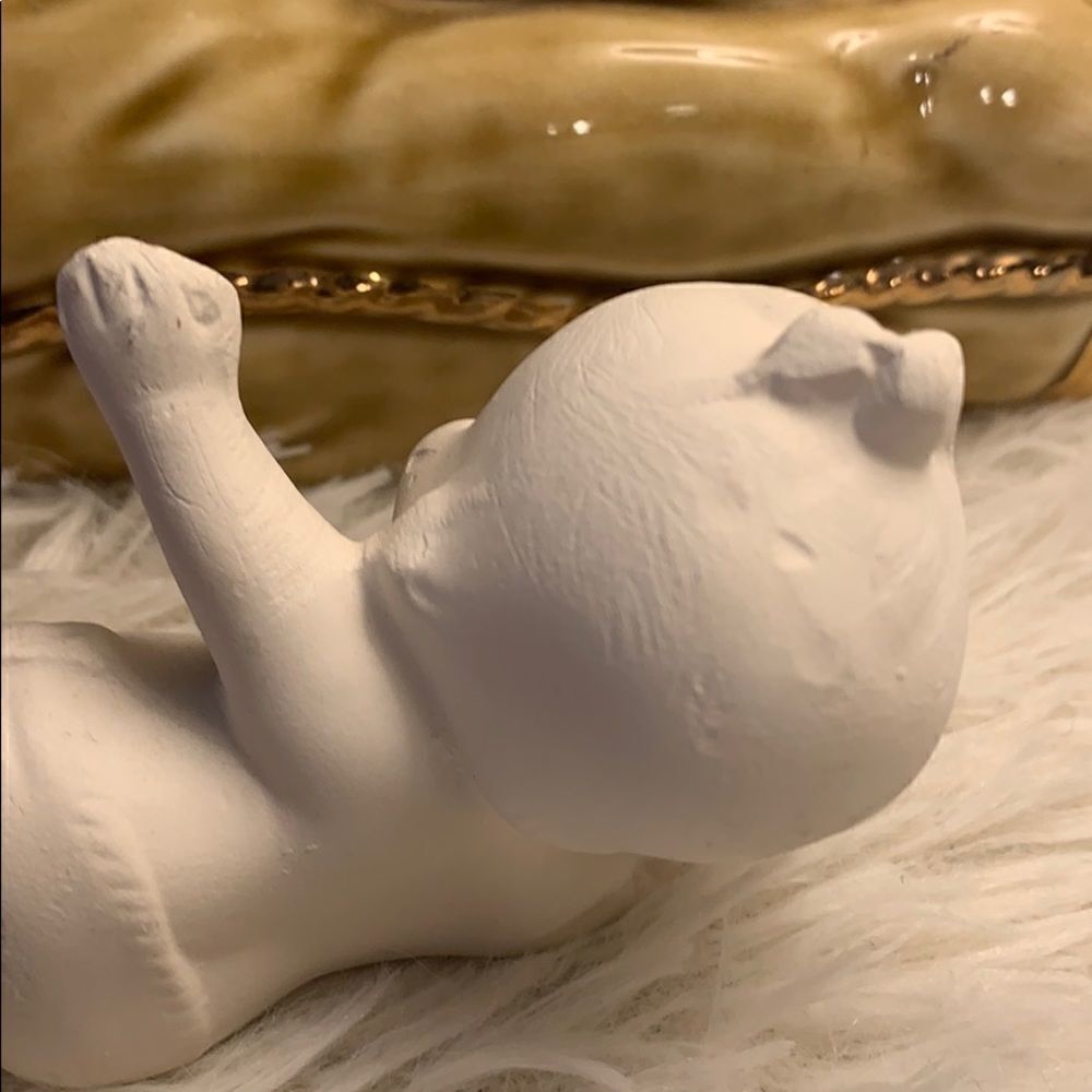 Kewpie Ceramic with bow laying down ceramic figure - Picture 11 of 13